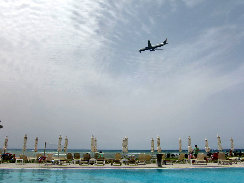 Кипр возобновит авиасообщение с 9 июня и будет принимать туристов с результатами тестов на коронавирус