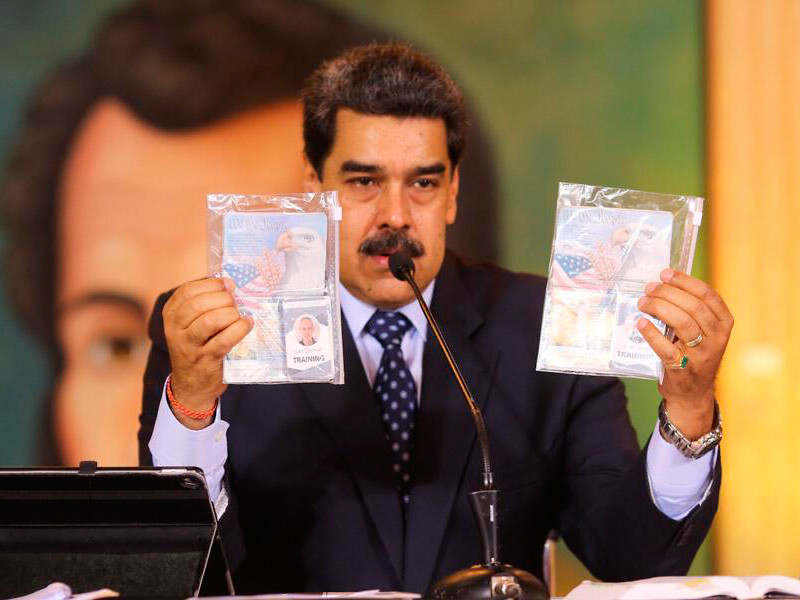 Мадуро заявил, что среди 13 арестованных участников попытки вторжения в Венесуэлу установлены два гражданина США. В подтверждение он продемонстрировал американские паспорта и другие удостоверения личности