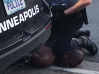Четверо полицейских в штате Миннесота были уволены после смерти афроамериканца. Судя по записи происшествия, при задержании один из полицейских применил удушающий прием, наступив коленом на шею потерпевшего: на записи слышно, как задержанный, которому около 40 лет, хрипит и говорит белому сотруднику полиции "я не могу дышать!"