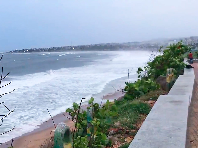 В Бенгальском заливе на густонаселенные районы Индии и Бангладеш надвигается суперциклонный шторм или, как его называют индийские метеорологи, суперциклон "Ампан"