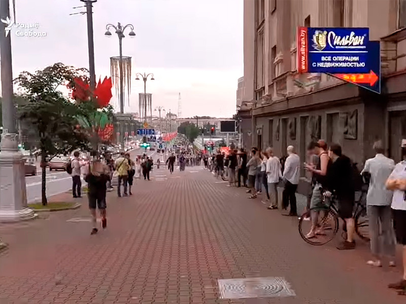 В Минске после задержания Виктора Бабарико граждане начали выстраиваться в "цепь солидарности"