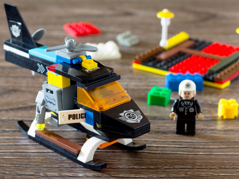 Lego из-за протестов в США отказалась от рекламы конструкторов с полицейскими и задержанными