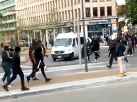 По словам представителя полиции Брюсселя Ильсе Ван де Кир, автомобили стражей порядка закидали камнями и бутылками

