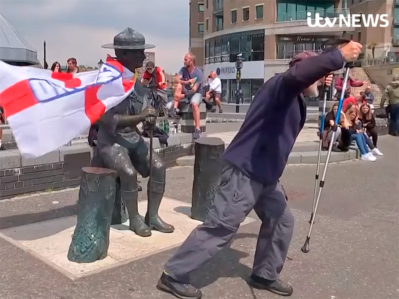 В Великобритании спасут от протестующих памятник основателю скаутского движения