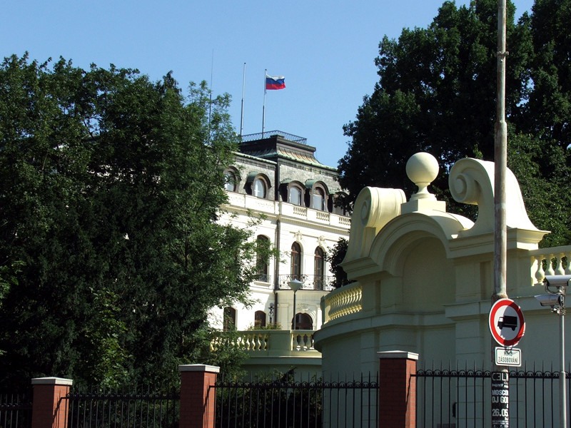 Чехия объявила двух сотрудников посольства РФ персонами нон грата