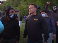 В интернете активно распространяется видео, на котором шериф округа Дженеси (штат Мичиган) Крис Суонсон снял защитное снаряжение и присоединился к мирному протесту