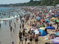 Из-за жары битком набиты пляжи на курортах Великобритании (ФОТО, ВИДЕО)