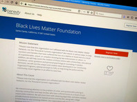 Фонд Black Lives Matter Foundation находится в Санта-Кларите, штат Калифорния. Там работает один человек - его основатель, музыкальный продюсер из Калифорнии Роберт Рэй Барнс