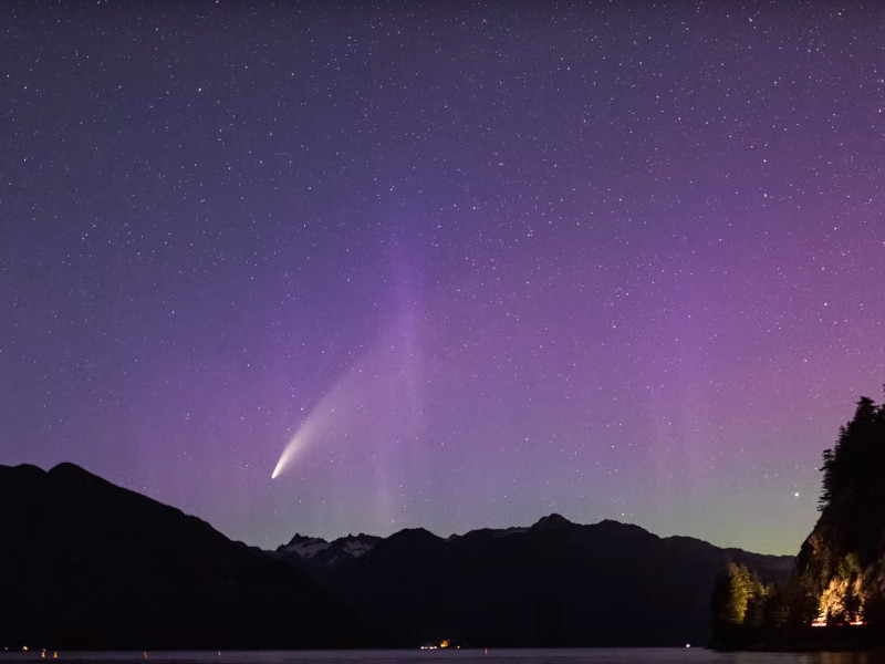 В Канаде и США одновременно наблюдали комету и  полярное сияние (ФОТО, ВИДЕО)
