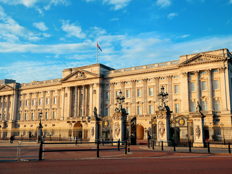 Букингемский дворец начал продавать королевский джин на фоне падения доходов от туризма