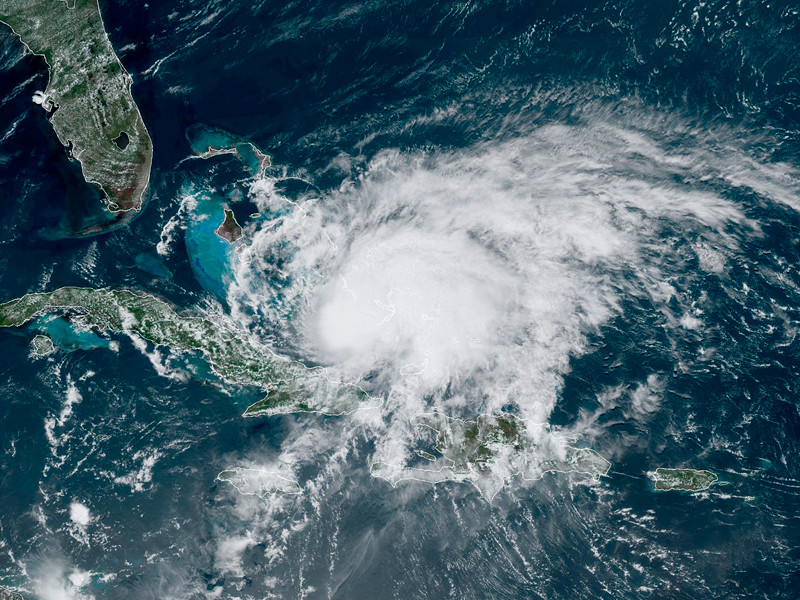 Ураган "Исайяс" бушует на Карибах и движется на Флориду (ВИДЕО)