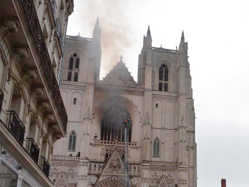 В Нанте на западе Франции вспыхнул пожар в кафедральном соборе Петра и Павла - одном из крупнейших готических соборов в стране
