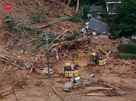 Ливни привели к сильным наводнениям - в населенных пунктах дома были затоплены по крыши, а также к многочисленным оползням. В результате стихии погибли десятки жителей
