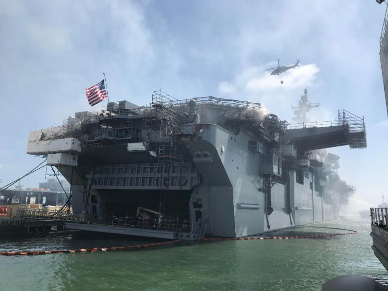 На горящем третий день десантном корабле США обрушилась взлетная палуба