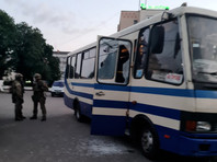 Полиция Украины взяла штурмом автобус в Луцке и освободила заложников
