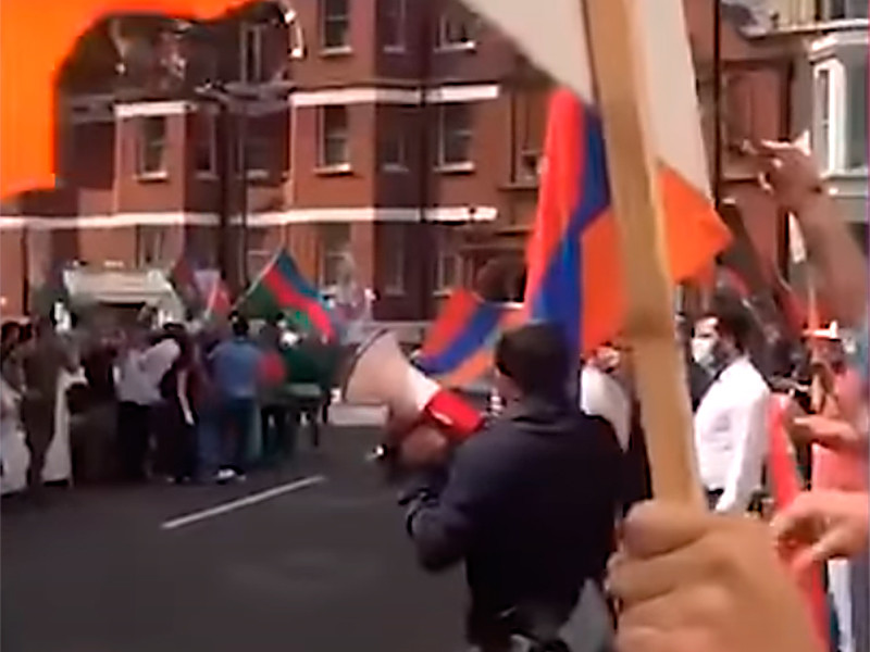 В Лондоне у посольства Армении произошла драка во время акции протеста из-за боевых действий на азербайджанско-армянской границе