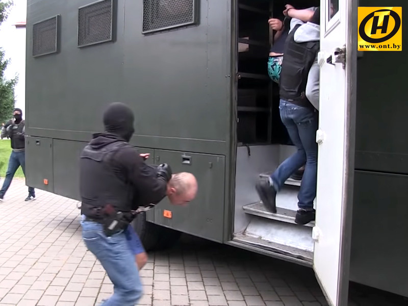 В среду власти Белоруссии объявили о задержании более 30 россиян. По версии белорусских властей, они входили в группу "из 200 боевиков, прибывших в Белоруссию для дестабилизации обстановки в период избирательной кампании"