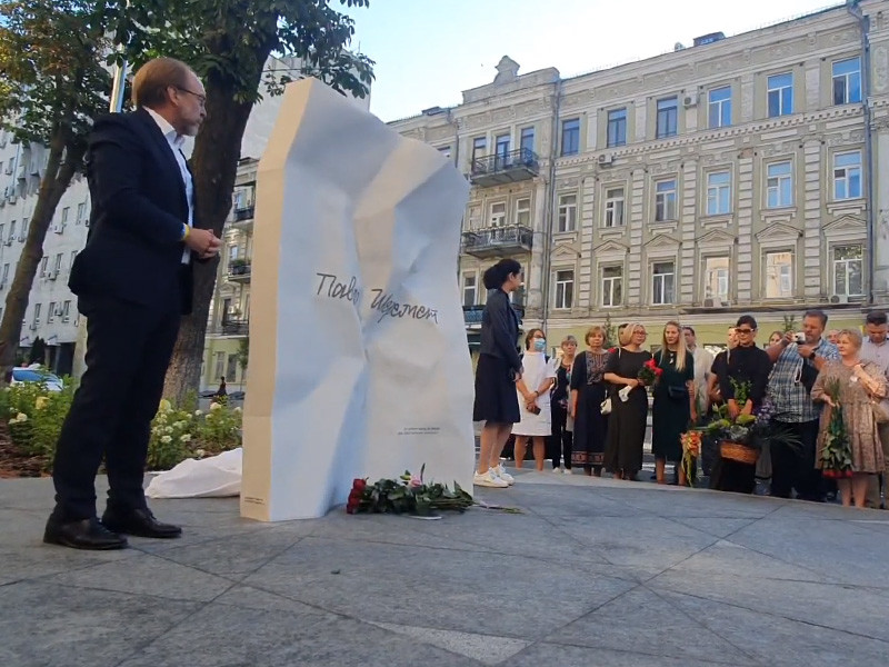 В Киеве открыли памятник убитому журналисту Шеремету в четвертую годовщину его гибели (ФОТО)
