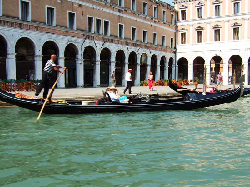В Венеции решили снизить максимальное число пассажиров в гондолах с шести до пяти человек. Причиной тому стала не социальная дистанция в связи с коронавирусом, а потолстевшие туристы