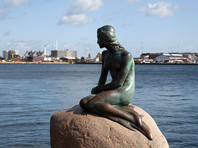 Неизвестные написали на статуе Русалочки в Копенгагене "расистская рыба"