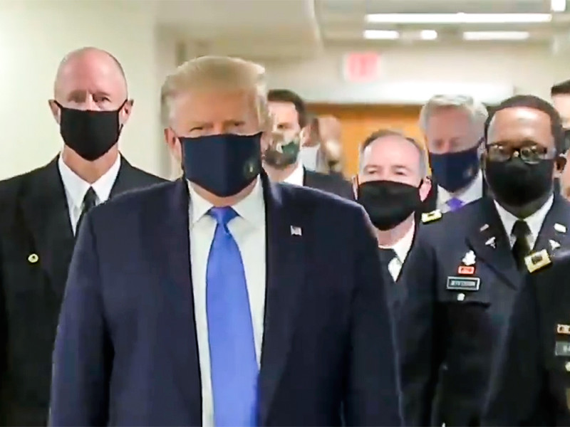 Президент США Дональд Трамп при посещении Национального военно-медицинского центра в пригороде Вашингтона впервые после начала пандемии коронавируса надел защитную медицинскую маску