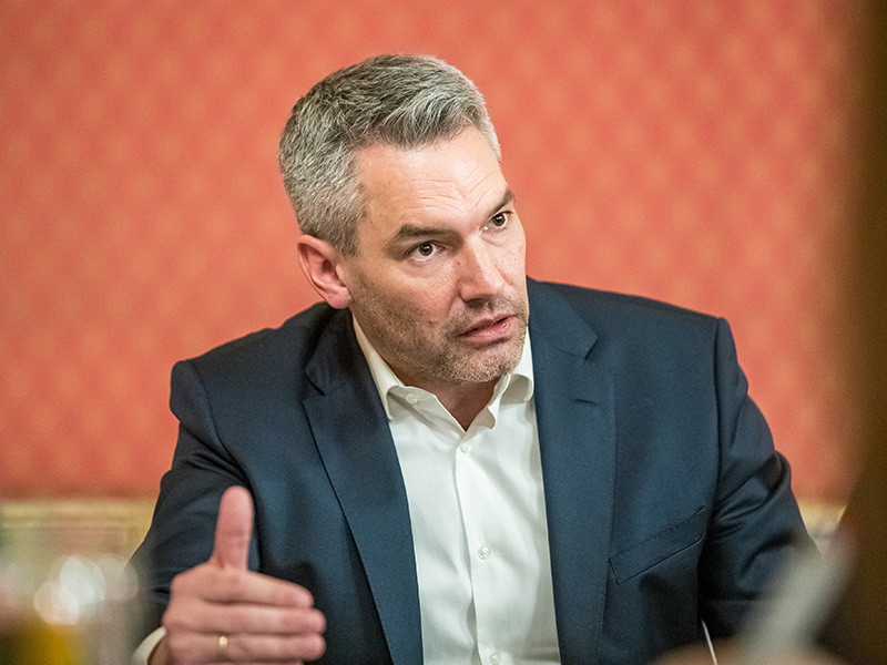 Федеральный министр внутренних дел Австрии Карл Негаммер заявил, что по делу об убийстве чеченца Мамихана Умарова ведется интенсивное расследование
