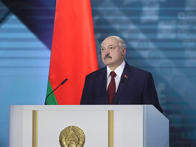 Президент Белоруссии Александр Лукашенко в преддверии выборов выступил с отложенным посланием белорусском народу и Национальному собранию. Изначально его оглашение было запланировано на середину апреля, но его решено было отложить из-за "неопределенности ситуации в мире на фоне пандемии и того, какое влияние это окажет на Беларусь"