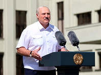 Ранее в воскресенье президент Белоруссии Александр Лукашенко, выступая перед своими сторонниками на митинге на площади Независимости в Минске, заявил, что страны Балтии и "наша родная" Украина "приказывают" провести в стране новые президентские выборы, и категорически отверг такую возможность
