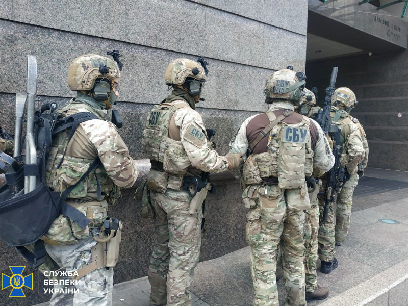 СБУ взяла штурмом отделение банка в Киеве, которое угрожал взорвать называющий себя "святым духом" захватчик
