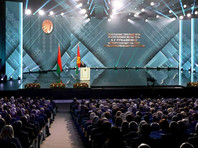 Говоря об отношениях с Россией, Лукашенко заявил, что она "всегда была, есть и будет" ближайшим союзником Беларуси, кто бы ни был у власти в обеих странах. "Это непреодолимый фактор, это глубоко внутри наших народов. Даже несмотря на то, что братские отношения с нами поменяла на "партнерские". Напрасно", - сказал президент