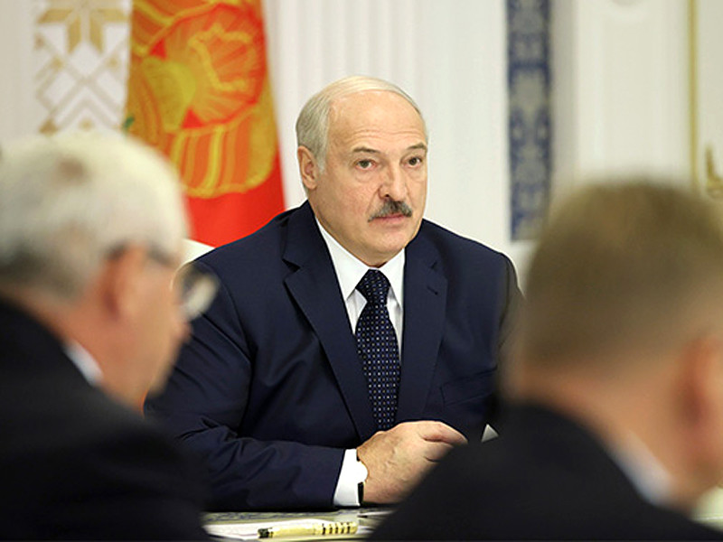 Президент Белоруссии Александр Лукашенко заявил, что обсудил с российским коллегой Владимиром Путиным вопрос рефинансирования одного миллиарда долларов из белорусского долга перед РФ