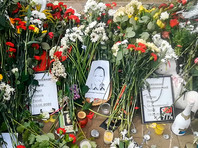 В субботу тысячи людей собрались на месте гибели Александра Тарайковского у станции метро "Пушкинская" в Минске, чтобы почить его память

