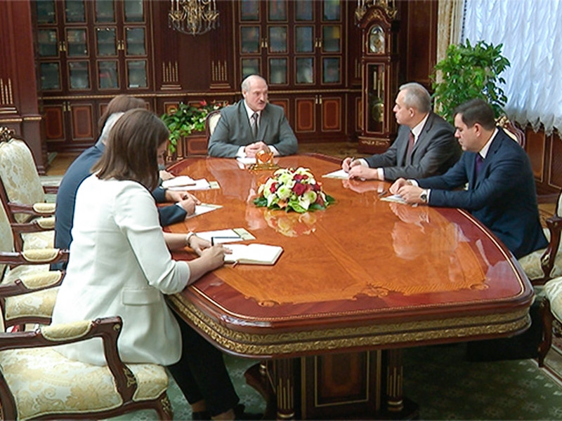 Ранее в субботу на совещании в Минске Лукашенко заявил о необходимости связаться с Путиным в связи с протестами в Белоруссии
