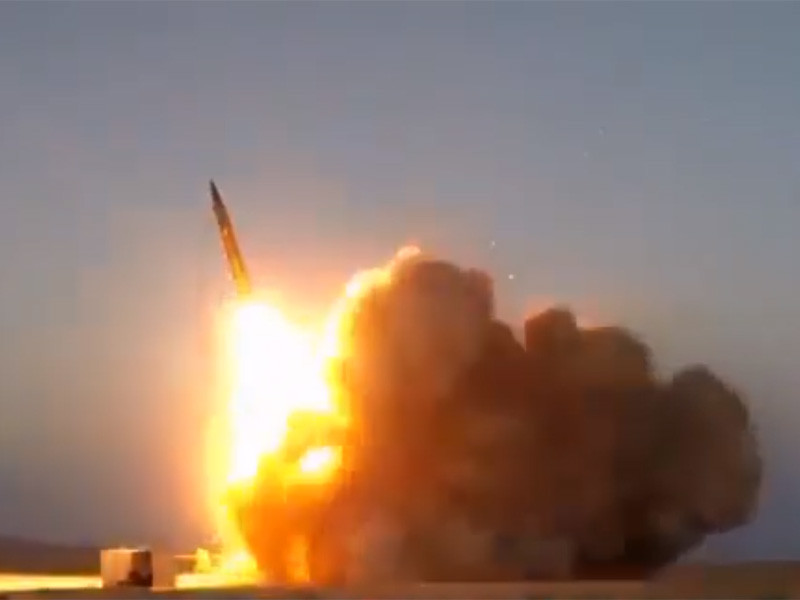Вооруженные силы Ирана разработали новую баллистическую ракету, испытания которой транслировала телерадиовещательная корпорация IRIB. Речь идет о баллистической ракете класса "земля - земля", которая получила название "Хадж Касем" в честь убитого в январе в ходе спецоперации США генерала Касема Сулеймани