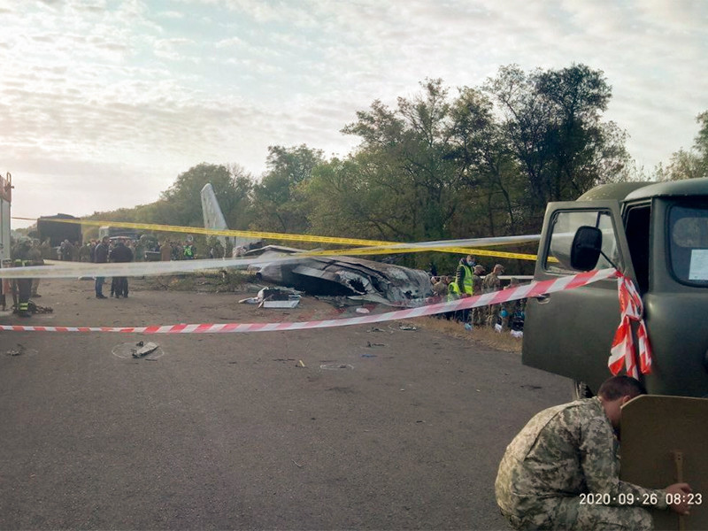 Президент Украины Владимир Зеленский объявил 26 сентября днем траура по погибшим в результате крушения военного самолета Ан-26 под Харьковом
