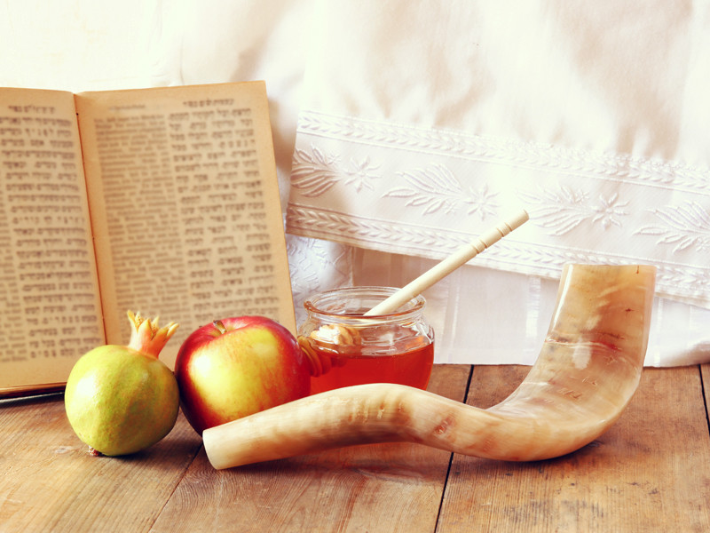 На новогодний стол принято подавать яблоки с медом, сладости, блюда из моркови, свеклы, тыквы, финики, а также голову рыбы или барана