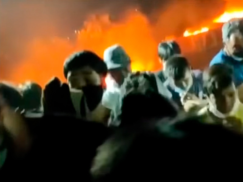 Греческие власти в понедельник обвинили мигрантов в сознательном поджоге лагеря "Мория" на острове Лесбос. Пожар случился там на прошлой неделе. Лагерь находился на карантине после обнаружения COVID-19 минимум у 36 мигрантов
