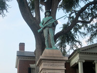 В американском Шарлотсвилле власти  демонтировали памятник конфедератам