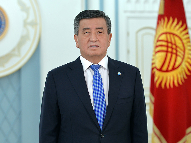 Президент Киргизии Сооронбай Жээнбеков ввел режим чрезвычайного положения в Бишкеке почти на две недели, сообщается на его сайте. Кроме того, он распорядился ввести в город войска