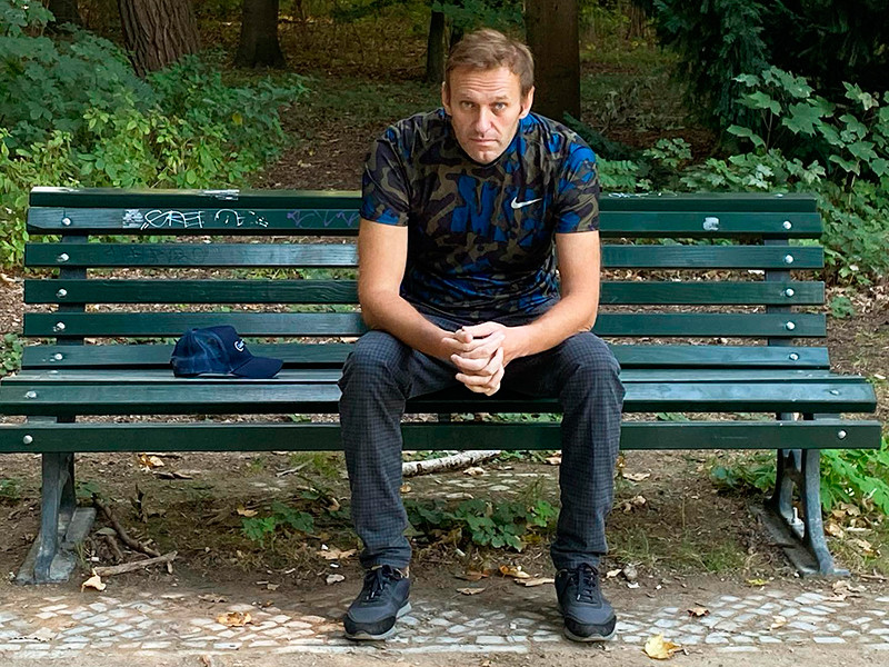 Навальный убежден, что за его отравлением стоял Путин, "других версий нет"