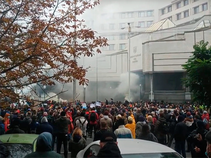 Около Конституционного суда в Киеве проходят акция протеста, участники которой бросают пиротехнику в здание и внутренний двор суда