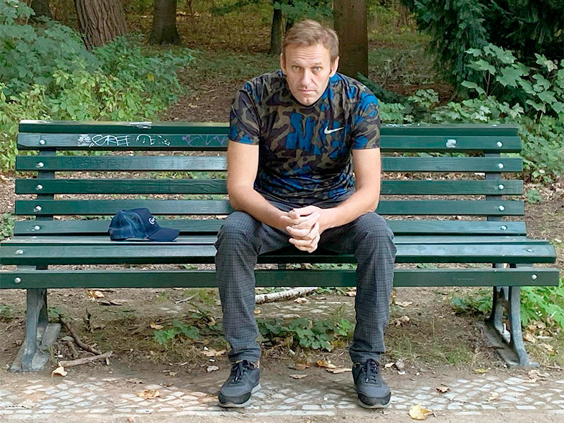 Навальный вернется в Россию, но не намерен сотрудничать с российскими властями в расследовании отравления