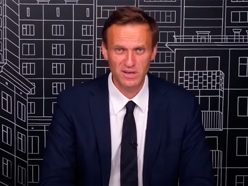Навальный считает, что яд попал в его организм через кожу, но улики уже месяц "варятся в отбеливателе"