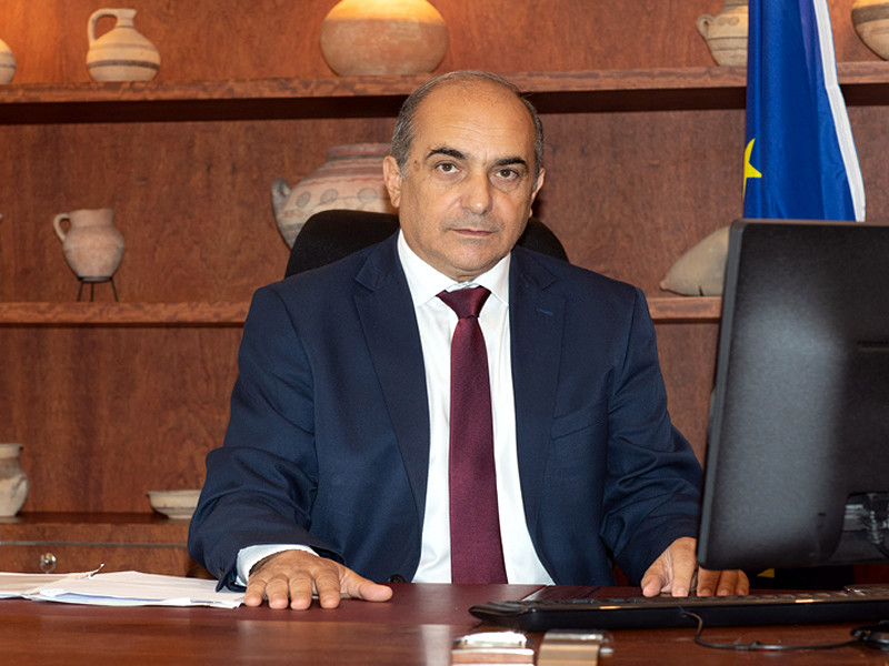 Председатель парламента Республики Кипр Димитрис Силлурис подал в отставку на фоне скандала о правонарушениях при реализации программы предоставления кипрского гражданства в обмен на инвестиции