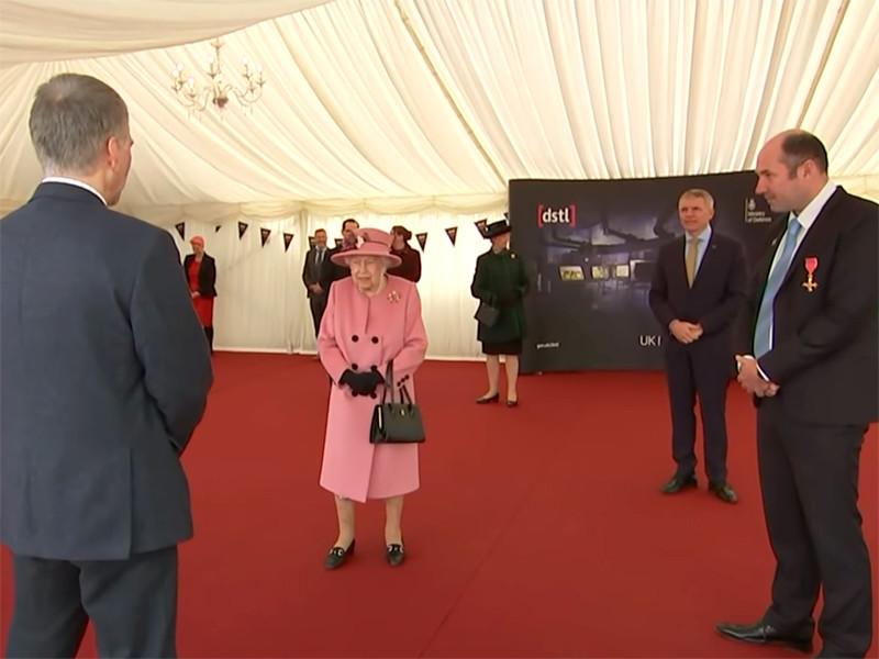Королева Великобритании Елизавета II провела публичное мероприятие: она приехала в Солсбери, посетила военную лабораторию Портон-Даун и встретилась с военными экспертами