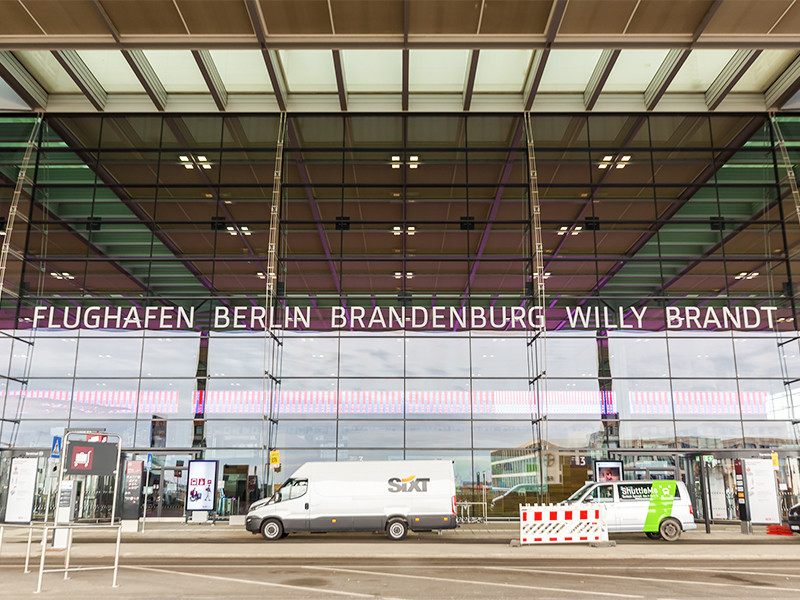В Берлине 31 октября торжественно открылся новый международный аэропорт Берлин-Бранденбург, получивший имя Вилли Брандта - бывшего канцлера и лауреата Нобелевской премии мира
