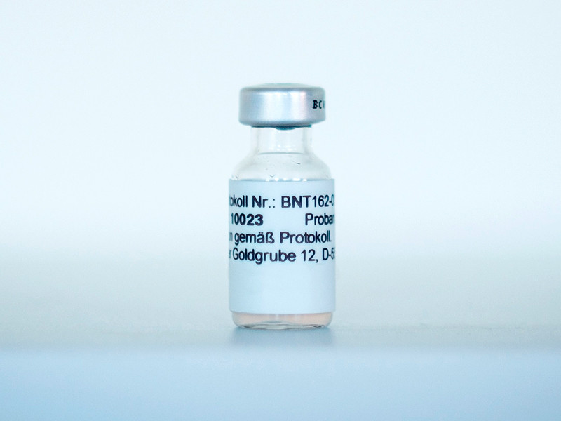 Немецкая фармацевтическая компания BioNTech и ее американский партнер Pfizer направили в пятницу в Управление по санитарному надзору за качеством пищевых продуктов и медикаментов США заявку на регистрацию своей вакцины от коронавируса