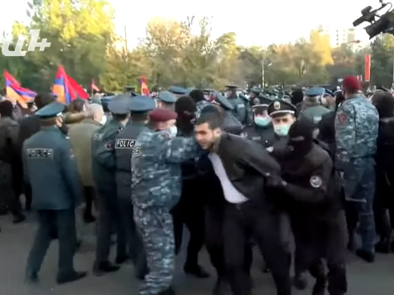 Полиция Армении разогнала митинг оппозиции с требованием отставки премьер-министра Никола Пашиняна, организованный партией "Сасна црер"