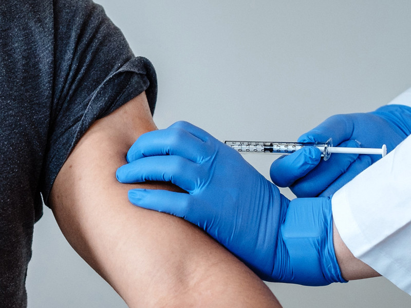 В понедельник американская компания Pfizer, сотрудничающая в деле разработки вакцины с немецкой BioNTech, сообщила, что их потенциальная вакцина от коронавируса во время испытаний показала более чем 90%-ную эффективность
