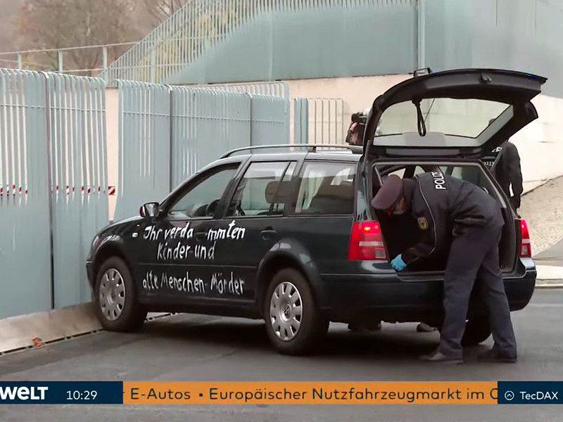 В Берлине автомобиль врезался в главные ворота здания, где находится офис канцлера ФРГ Ангелы Меркель. На бортах машины было написано белой краской: "Вы проклятые убийцы детей и стариков" и "Остановите политику глобализации"